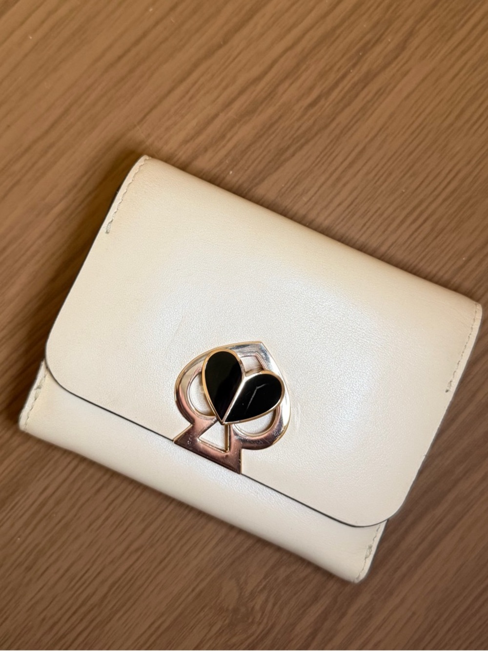 Kate Spade Cream Leather Compact Wallet with Spade Heart Emblem - Picture 2 of 9